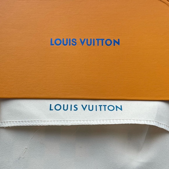 Long zipper wallet white and grey checkered comes with box and dust bag. - Picture 2 of 9